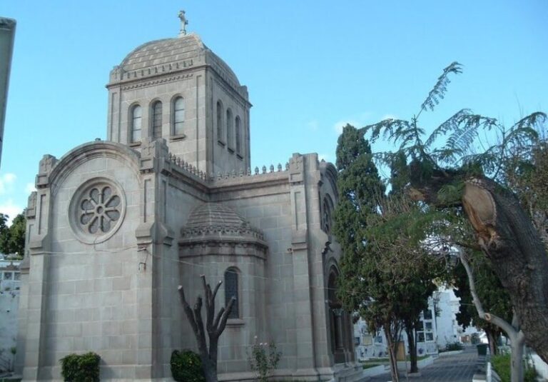 Los cementerios ya están preparados para un día de tradición