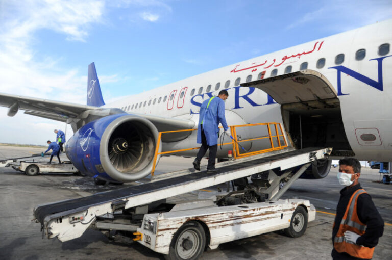 El Ejército sirio denuncia que un ataque israelí ha inutilizado los dos grandes aeropuertos de Damasco y Alepo