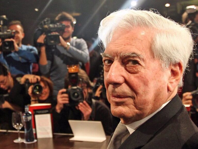 Llega a las librerías la que será última novela de Vargas Llosa