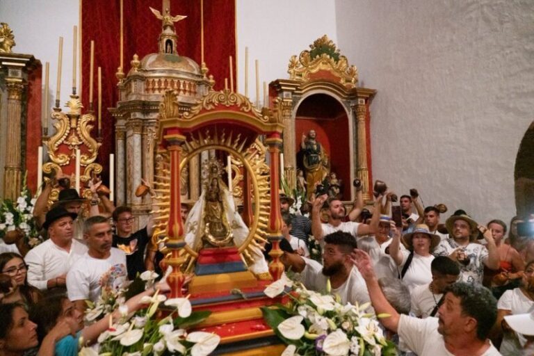 Devoción por la Virgen de Guadalupe en la solemne misa en su honor