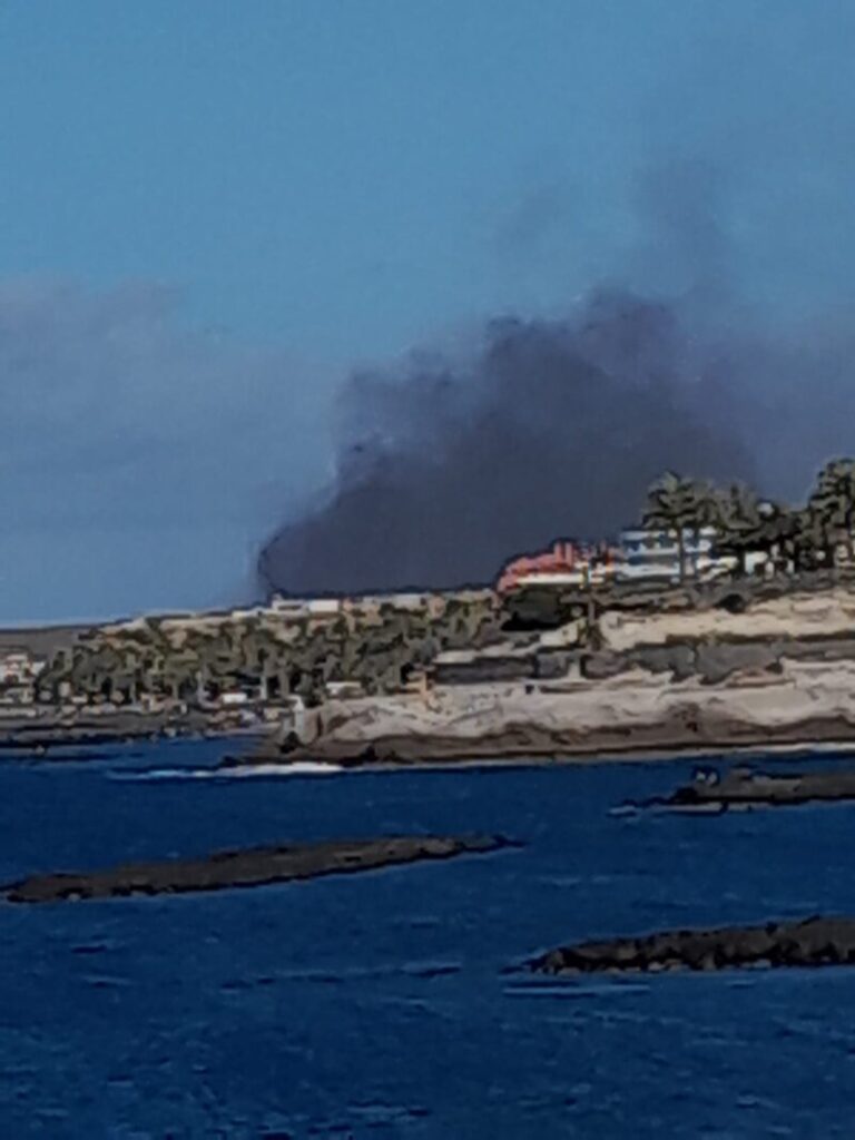 Arde un barco en el sur de Tenerife