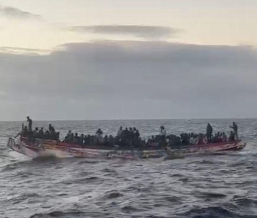 Imagen cayuco llegado este viernes a la isla de El Hierro