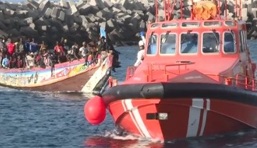 Más de cien personas llegan en un cayuco a El Hierro