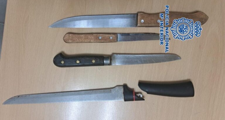 La Policía detiene a un hombre atrincherado en su casa con cuchillos en Puerto del Rosario