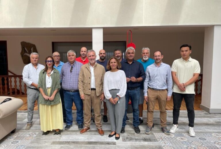 Ángel Víctor Torres se reúne con representantes del fútbol base en Fuerteventura