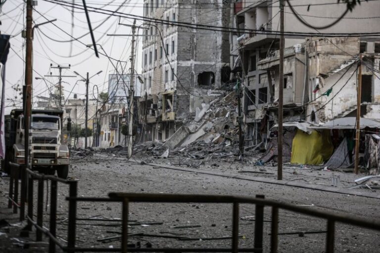 Israel ordena que la Franja de Gaza no reciba ni suministro eléctrico, ni combustible, ni comida