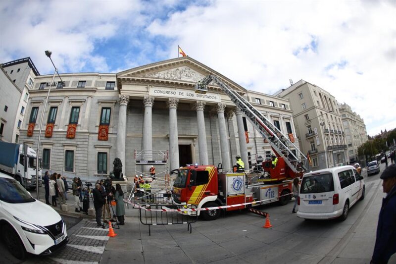 Operarios trabajan en la colocación del Baldaquino de Gala que volverá a adornar la fachada del Palacio del Congreso para la jura de la Constitución de la Princesa de Asturias, este lunes en Madrid. EFE/ Rodrigo Jiménez