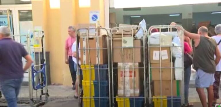 Correos en Puerto del Rosario atiende a los usuarios en el garaje