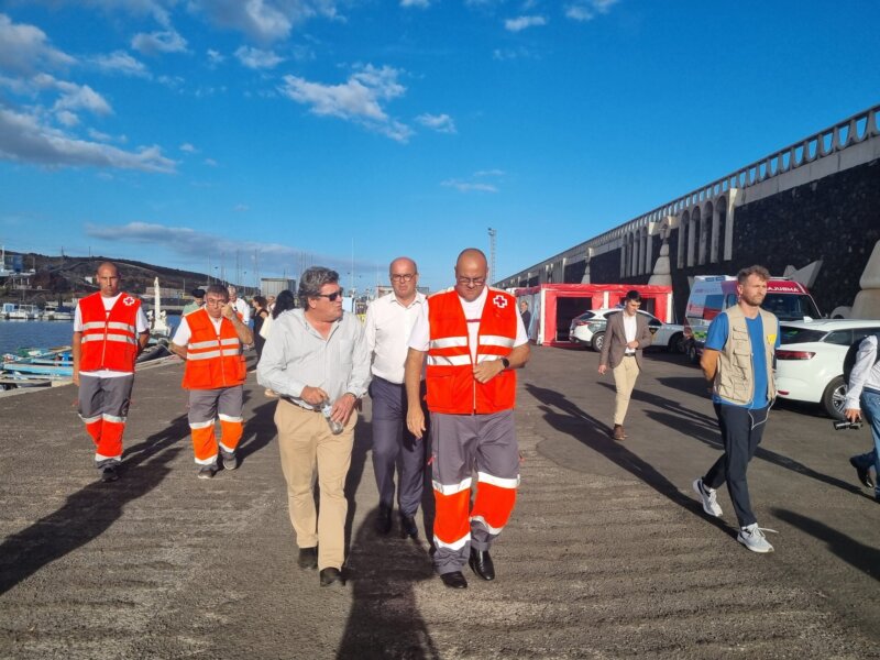 Foto de José Luis Escrivá, ministro de Inclusión y Migraciones en función en su visita a El Hierro. Foto "X" José Luis Escrivá