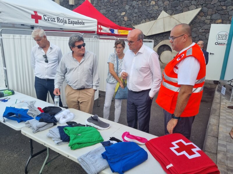 Foto de José Luis Escrivá, ministro de Inclusión y Migraciones en función en su visita a El Hierro. Foto "X" José Luis Escrivá