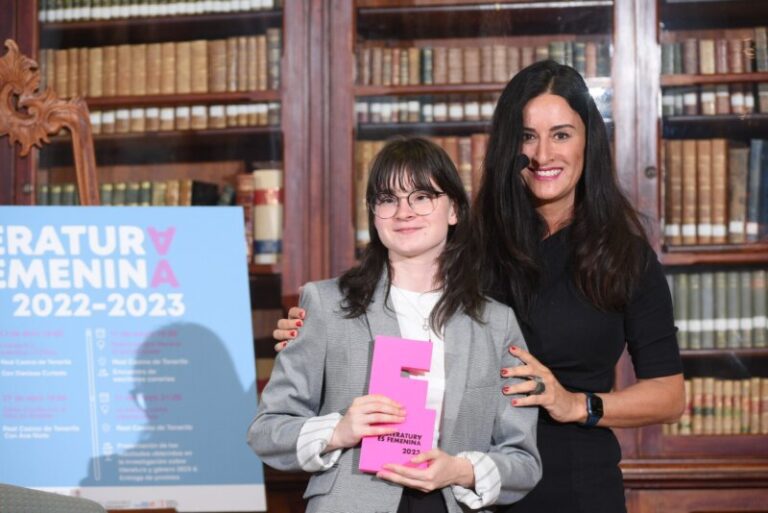 La poeta Irina Daria, superventas con 21 años