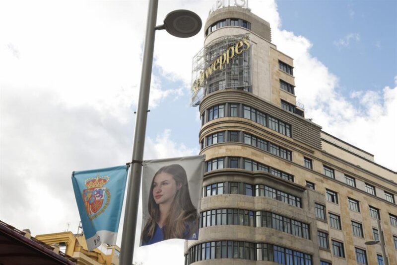 Detalle de unas banderas con la imagen de la Princesa Leonor y el escudo de armas de la princesa de Asturias, instalados en una farola de la capital con motivo del acto de Jura de la Constitución de la Princesa Leonor que tendrá lugar mañana. EFE/ Aitor Martin