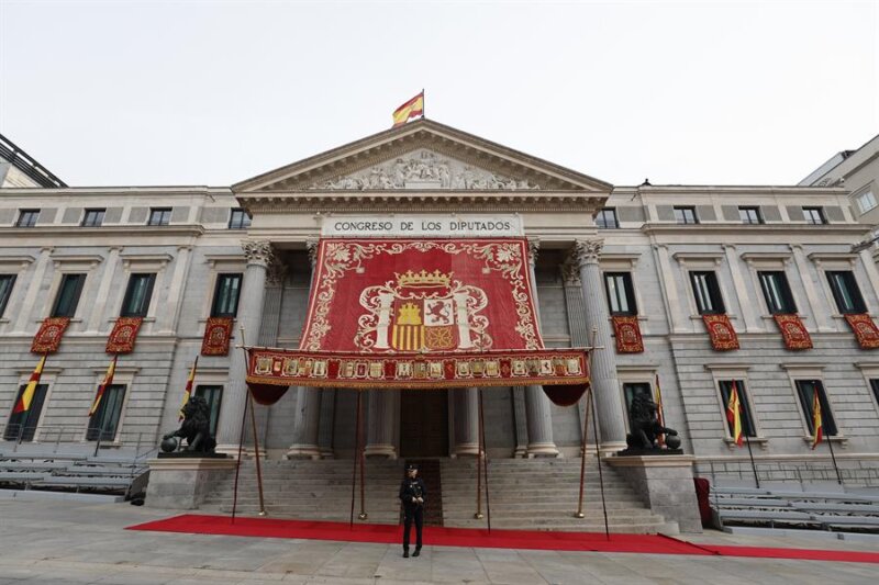 MADRID, 31/10/2023.- Un policía vigila a las puertas del Congreso de los Diputados, este martes, listo para recibir a Leonor de Borbón que jura la Constitución en el día de su 18 cumpleaños, una ceremonia que representa el hito más importante de su trayectoria institucional y pavimenta el camino para que algún día se convierta en reina. EFE/ Sergio Pérez