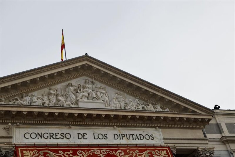 MADRID, 31/10/2023.- Un miembro de las fuerzas de seguridad vigila desde el tejado del Congreso de los Diputados, este martes, de cara a la llegada de Leonor de Borbón que jura la Constitución en el día de su 18 cumpleaños, una ceremonia que representa el hito más importante de su trayectoria institucional y pavimenta el camino para que algún día se convierta en reina. EFE/ Sergio Pérez