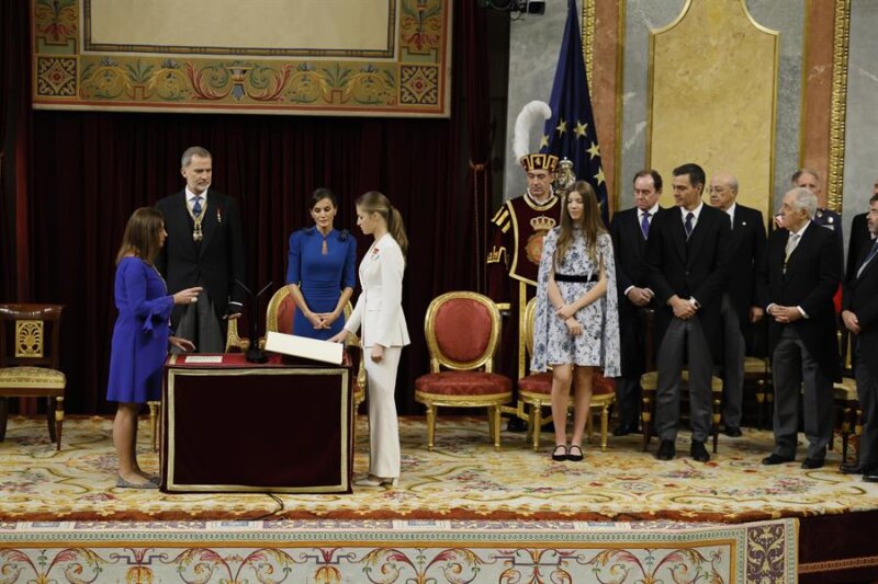 31/10/2023.- la princesa Leonor (c) jura la Constitución ante la presidenta del Congreso, Francina Armengol (i), y los reyes de España, Felipe VI y Letizia, en el día de su 18 cumpleaños, en una ceremonia que representa el hito más importante de su trayectoria institucional y pavimenta el camino para que algún día se convierta en reina. EFE/Ballesteros POOL