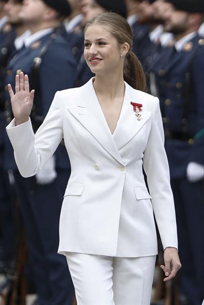 La princesa Leonor saluda a su llegada al Congreso de los Diputados antes de su ceremonia de jura de la Constitución en el día de su 18 cumpleaños, una ceremonia que representa el hito más importante de su trayectoria institucional y pavimenta el camino para que algún día se convierta en reina. EFE/Sergio Pérez
