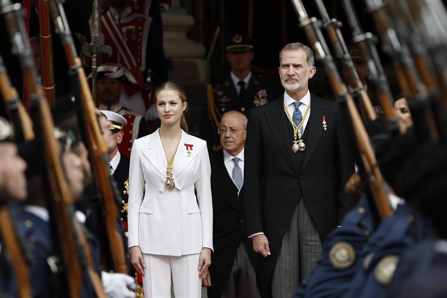 31/10/2023.- La princesa Leonor (i), junto a su padre, el rey Felipe VI (d), ambos con las Medallas del Congreso y Senado, tras jurar la Constitución ante las Cortes Generales en el día de su 18 cumpleaños, este martes en el Congreso de los Diputados, en una ceremonia que representa el hito más importante de su trayectoria institucional y pavimenta el camino para que algún día se convierta en reina. EFE/ Sergio Pérez