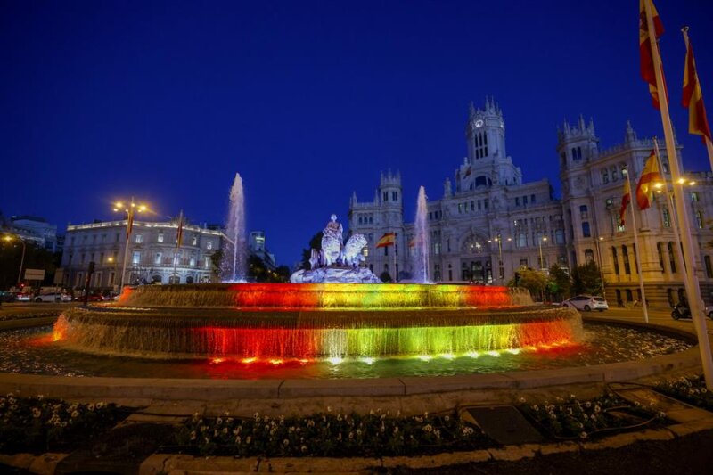 MADRID, 30/10/2023.- Iluminación de la fuente de Cibeles con motivo del acto de jura de la Constitución de la princesa Leonor que tendrá lugar mañana martes en Madrid. EFE/ Javier Lizón