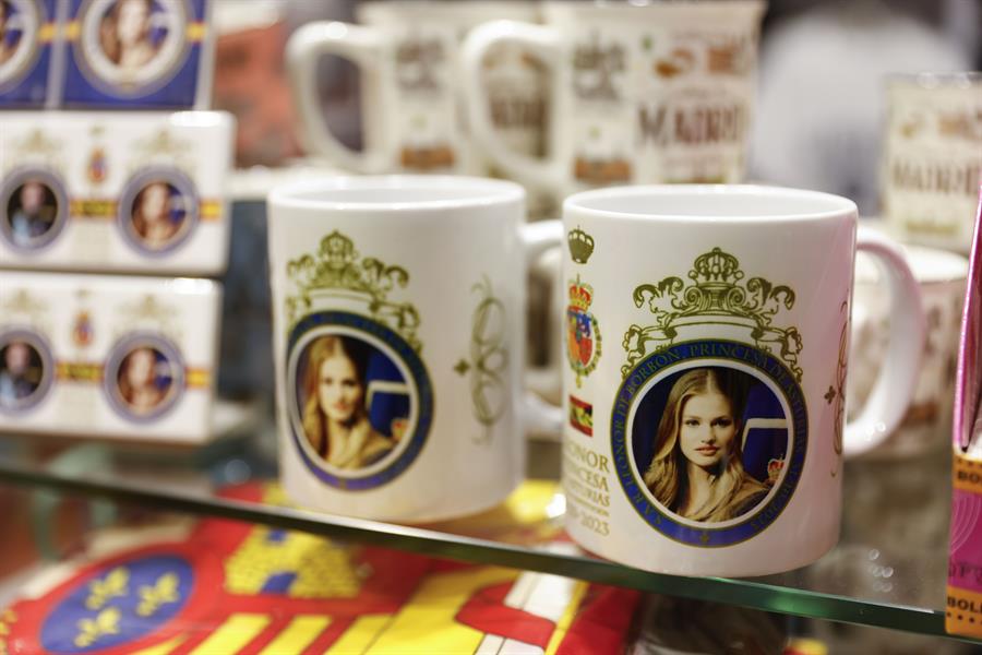 Detalle de unas tazas con la imagen de la Princesa Leonor puestas a la venta en una tienda de la capital con motivo del acto de Jura de la Constitución de la Princesa Leonor que tendrá lugar mañana. EFE/ Aitor Martin