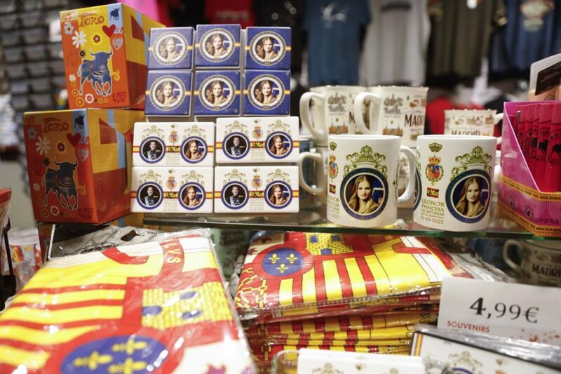 Varios objetos con la imagen de la Princesa Leonor puestos a la venta en una tienda de la capital con motivo del acto de Jura de la Constitución de la Princesa Leonor que tendrá lugar mañana. EFE/ Aitor Martin