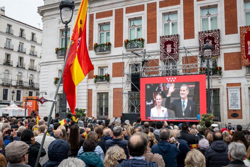 cenas de personas siguen en una pantalla gigante instalada en la Real Casa de Correos, sede del Gobierno de la Comunidad de Madrid, la ceremonia de jura de la Constitución de Leonor de Borbón en el día de su 18 cumpleaños, un acto celebrado este martes en el Congreso de los Diputados que representa el hito más importante de su trayectoria institucional y pavimenta el camino para que algún día se convierta en reina. EFE/ Fernando Villar