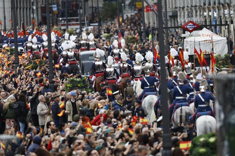 31/10/2023.- La princesa Leonor y la infanta Sofía a bordo de un Rolls Royce Phamton IV, uno de los vehículos históricos de Casa Real, y escoltadas por la Guardia Real Motorizada, en su trayecto hacia el Congreso de los Diputados donde este martes tiene lugar la jura de la Constitución de la Princesa de Asturias por su mayoría de edad ante las Cortes Generales, en una solemne sesión conjunta de las dos cámaras legislativas que se celebra en el hemiciclo de la Cámara Baja. EFE/Rodrigo Jiménez