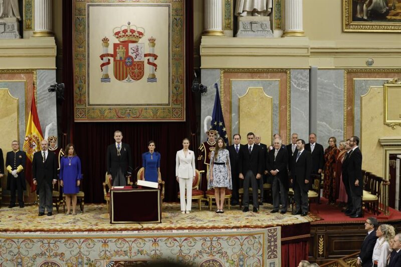 31/10/2023.- Los reyes Felipe y Letizia junto a la princesa Leonor y la infanta Sofía, a su llegada al Congreso de los Diputados donde este martes se celebra el acto de la jura de la Constitución de la Princesa Leonor por su mayoría de edad ante las Cortes Generales, en una solemne sesión conjunta de las dos cámaras legislativas que se celebra en el hemiciclo de la Cámara Baja. EFE/Ballesteros POOL