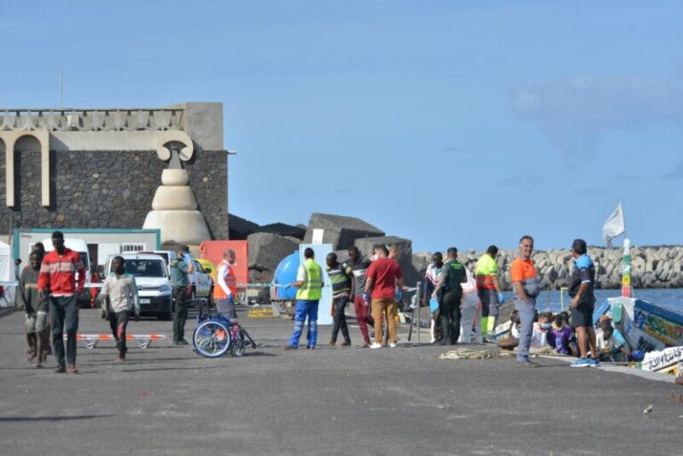 Un fallecido y 203 llegadas tras la llegada de dos cayucos a El Hierro