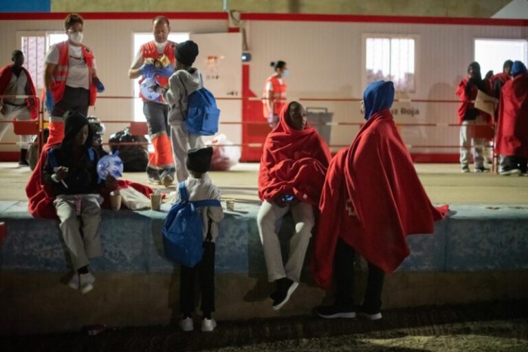 De cada 600 migrantes que llegan a Canarias, 100 son menores