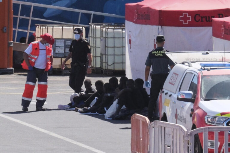 Llegan más de 100 migrantes a Tenerife y El Hierro