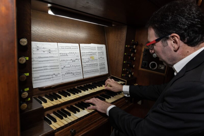 Arturo Barba Sevillano y el órgano de la Basílica de Teror. Imagen Cabildo de Gran Canaria