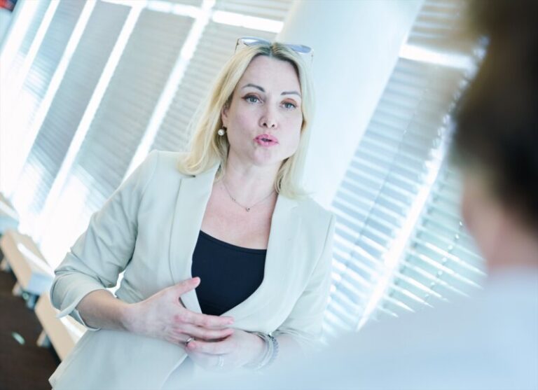 Condenan a prisión a una periodista rusa que protestó en directo contra la guerra