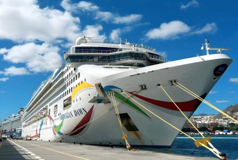 El “Norwegian Dawn” visita por primera vez Tenerife con más de 3.000 personas a bordo