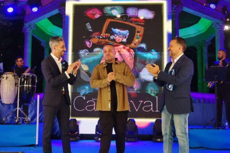 Arón Morales, autor del cartel del carnaval de S/C de Tenerife, recibe el cariño de sus alumnos
