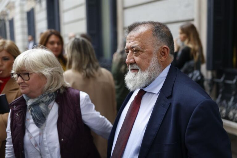 Lanzan un huevo a un diputado del PSOE en las protestas por fuera del Congreso