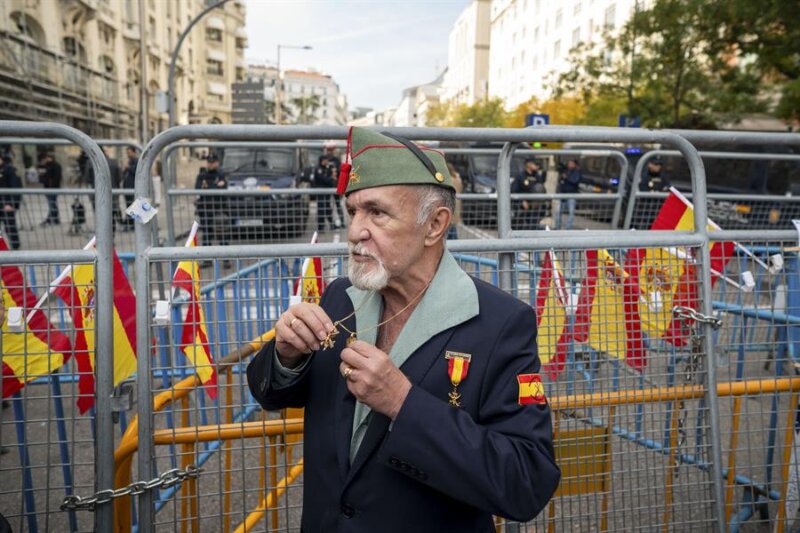 Imagen de algunos de los manifestantes durante el debate de investidura de Pedro Sánchez. EFE