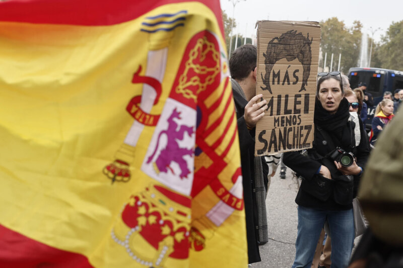 MADRID, 15/11/2023.- Una bandera de España es vista durante la manifestación contra la investidura del presidente del gobierno en funciones y líder del PSOE, Pedro Sánchez, en los alrededores del Congreso de los Diputados durante la segunda jornada del debate de investidura este jueves, en Madrid. EFE/ SERGIO PEREZ