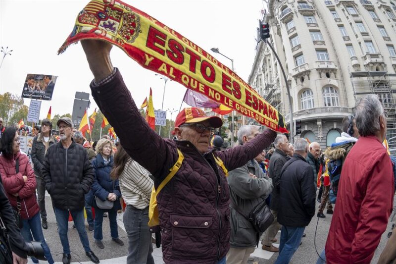 Imagen de algunos de los manifestantes durante el debate de investidura de Pedro Sánchez. EFE