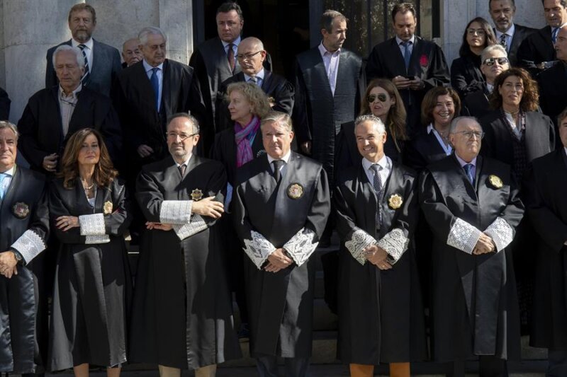 Magistrados y jueces de la Audiencia Provincial de Cádiz durante la concentración. EFE