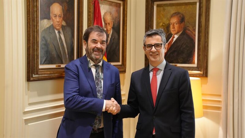 El ministro de Presidencia, Justicia y Relaciones con las Cortes, Félix Bolaños, estrecha la mano al presidente del Consejo General del Poder Judicial (CGPJ), Vicente Guilarte. Objetivo de la reunión: la renovación del CGPJ