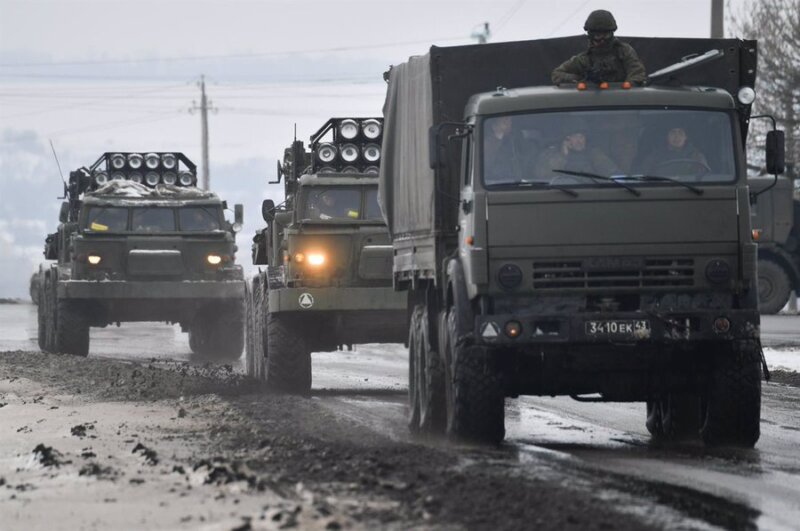Decenas de ataques rusos en las últimas horas. En la imagen, material militar ruso se mueve a lo largo de una carretera cerca de la frontera con Ucrania en la región de Belgorod, Rusia.- Mikhail Voskresenskiy / Sputnik / ContactoPhoto