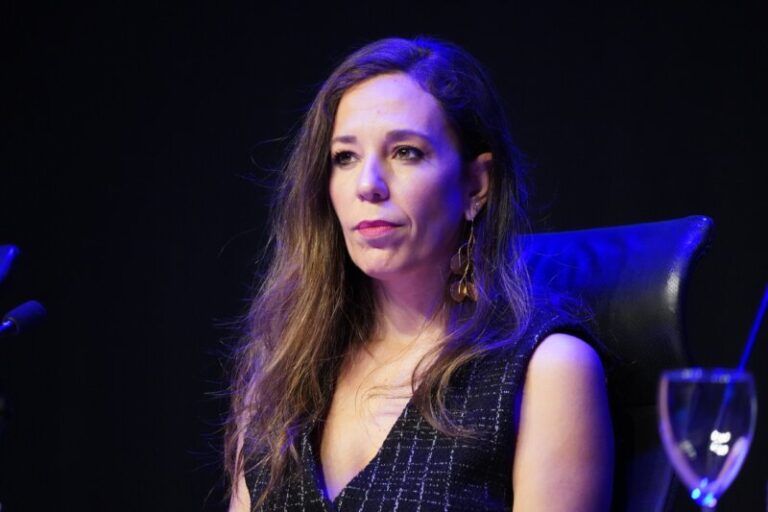 De León insiste en la necesidad de adaptarse a la evolución del sector turístico