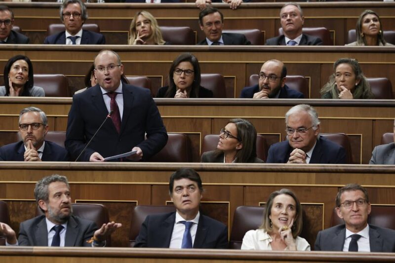 El vicesecretario de Organización del PP, Miguel Tellado, interviene durante la segunda jornada de la investidura del secretario general del PSOE Pedro Sánchez que se celebra en el Congreso de los Diputados, este jueves. El Congreso vota un tercer mandato de Sánchez quien, previsiblemente, logrará ser reelegido presidente del Gobierno tras superar la investidura con el apoyo de 179 diputados tras pactar diferentes acuerdos con sus socios parlamentarios y una ley de amnistía para los encausados del 'procès'. EFE/ Javier Lizon