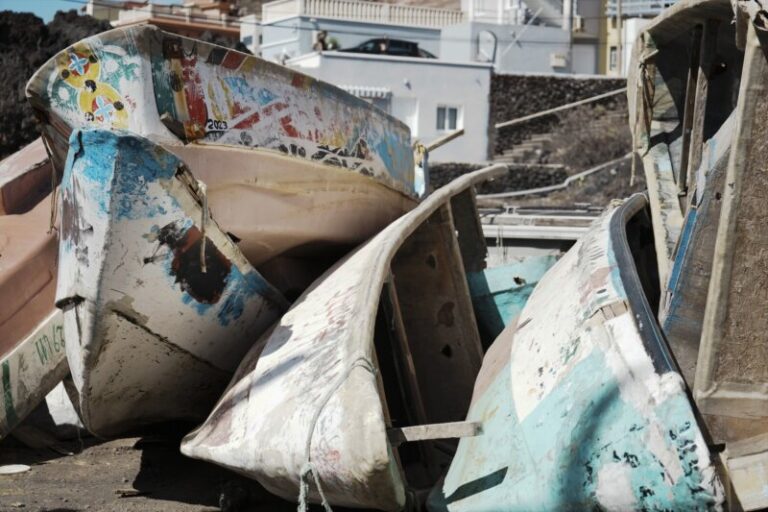 El Gobierno central destina casi 800.000 euros a la destrucción de los cayucos en La Restinga