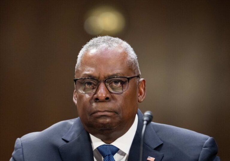 El secretario de Defensa de EEUU llega por sorpresa a Kiev para apoyar a Ucrania