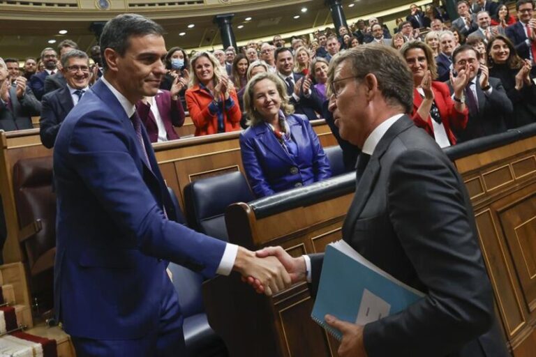 Feijóo al estrecharle la mano a Sánchez tras su reelección: “Esto es una equivocación”