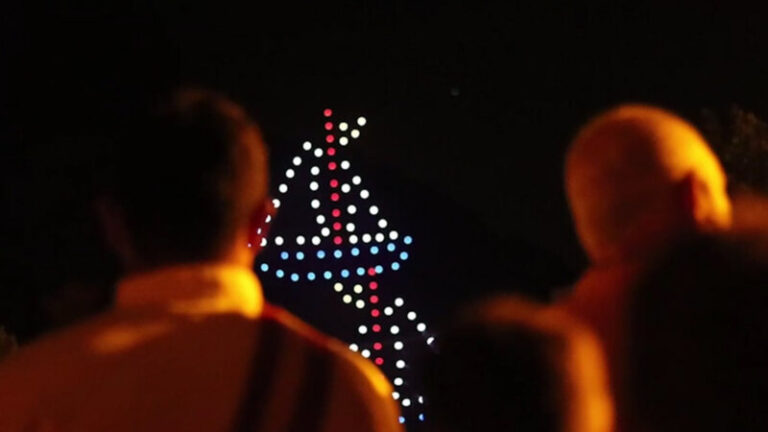 Un total de 200 drones iluminan el cielo de Santa Cruz de La Palma