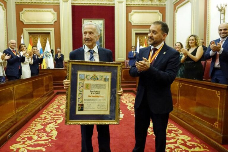 Santa Cruz de Tenerife concede a Juan Viñas el título de Hijo Predilecto