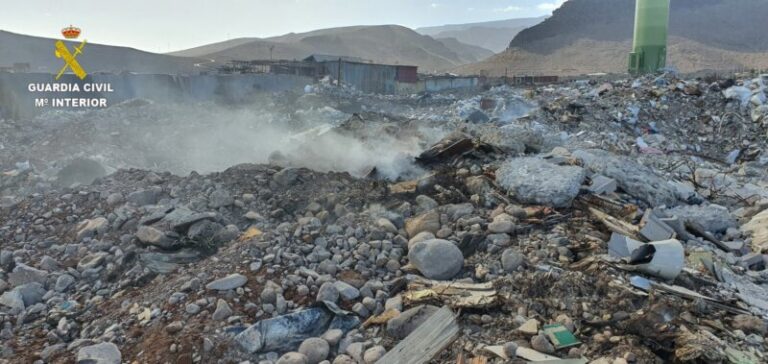 La Guardia Civil investiga a un sospechoso por el incendio en un vertedero ilegal en Agüimes