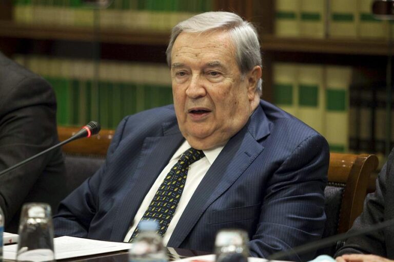 Canarias despide a su primer presidente, Jerónimo Saavedra con una misa funeral